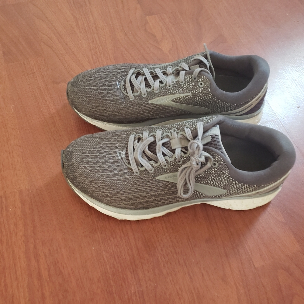 Brooks Ghost Mens 9 wide
